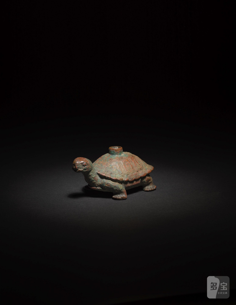 六朝 銅龜形硯滴 及 明 鎏金銅鳳首水滴 | DEUX PETITS COMPTE-GOUTTES EN BRONZE ET BRONZE DORÉ - 图16